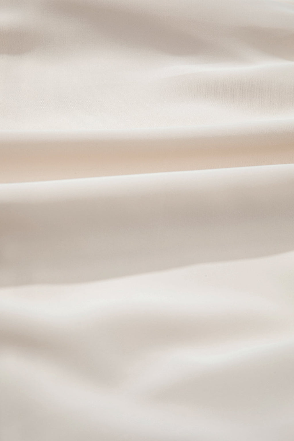 Vestido comprido plus size com decote em V e aplicações de ilhós bordados.