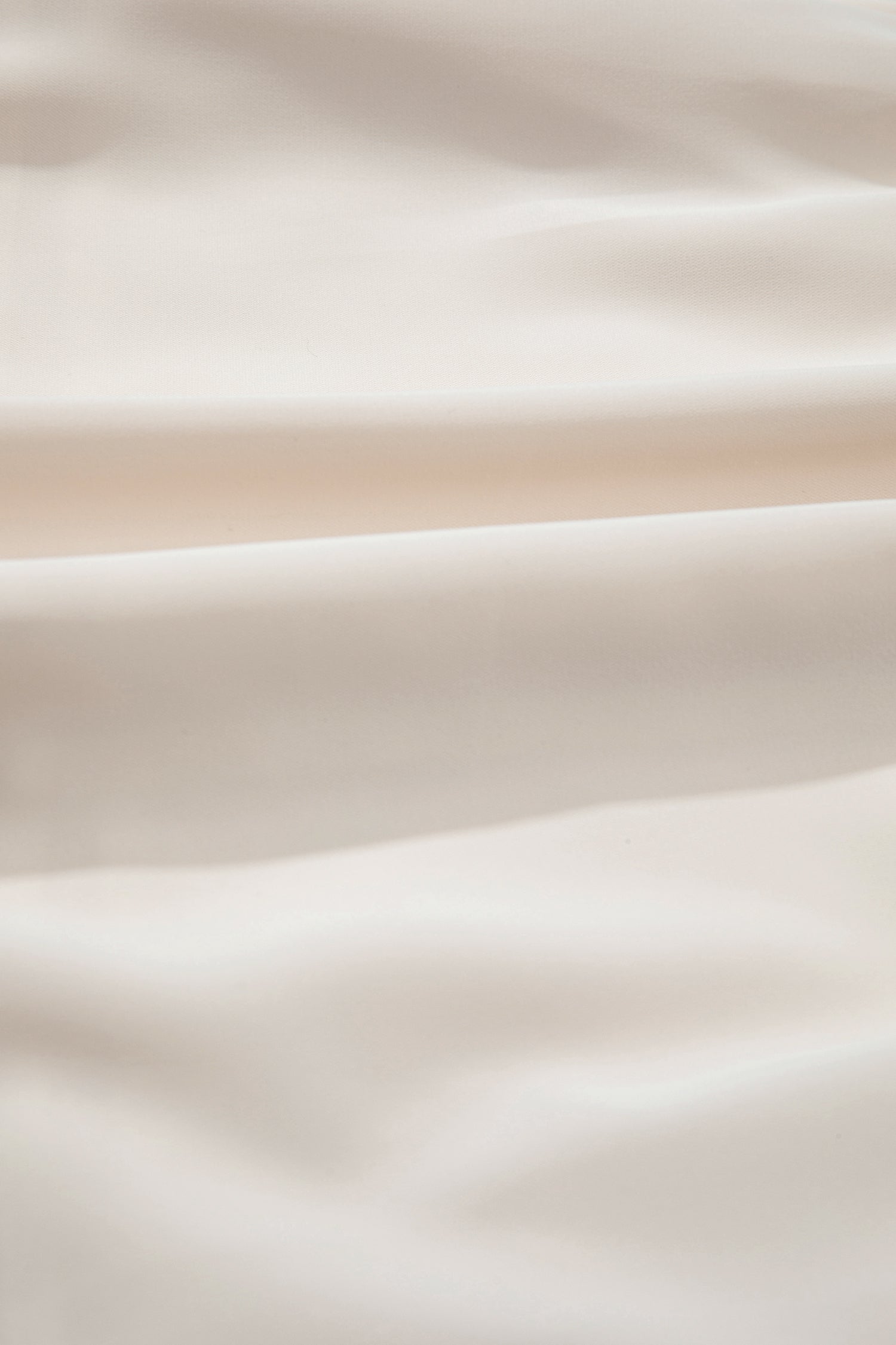 Vestido comprido plus size com decote em V e aplicações de ilhós bordados.