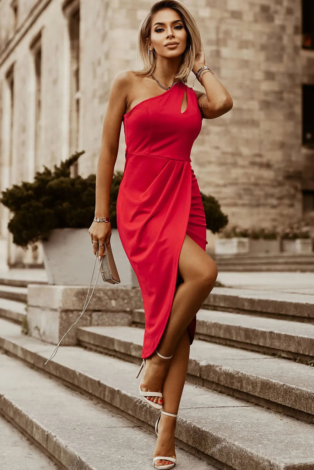Vestido elegante com drapeado, recorte e um só ombro.