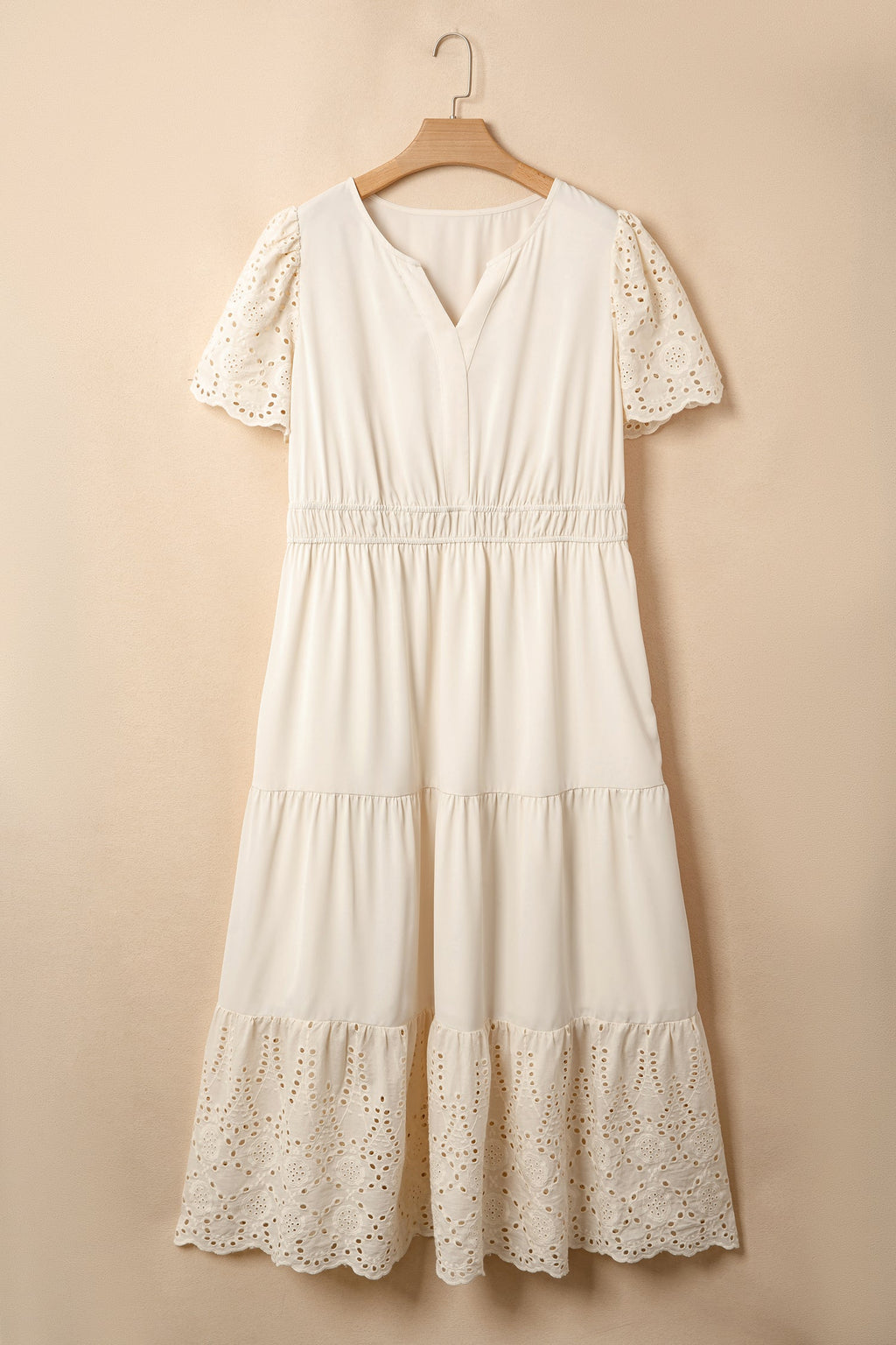 Vestido comprido plus size com decote em V e aplicações de ilhós bordados.