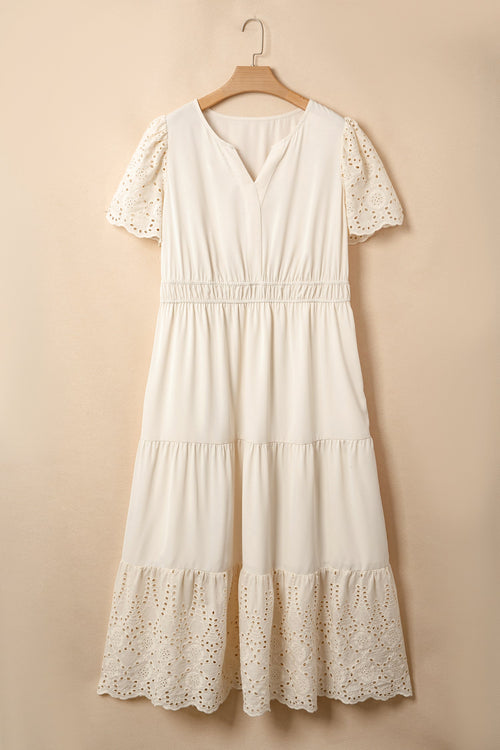 Vestido comprido plus size com decote em V e aplicações de ilhós bordados.