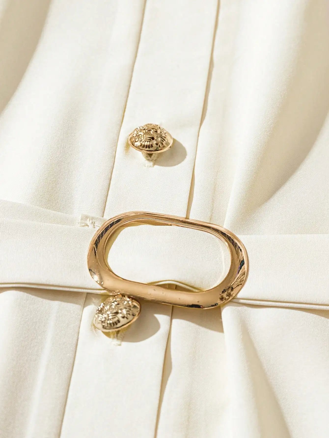 Blusa de senhora elegante, simples, com decote redondo, abotoamento simples e manga curta. Cinto.