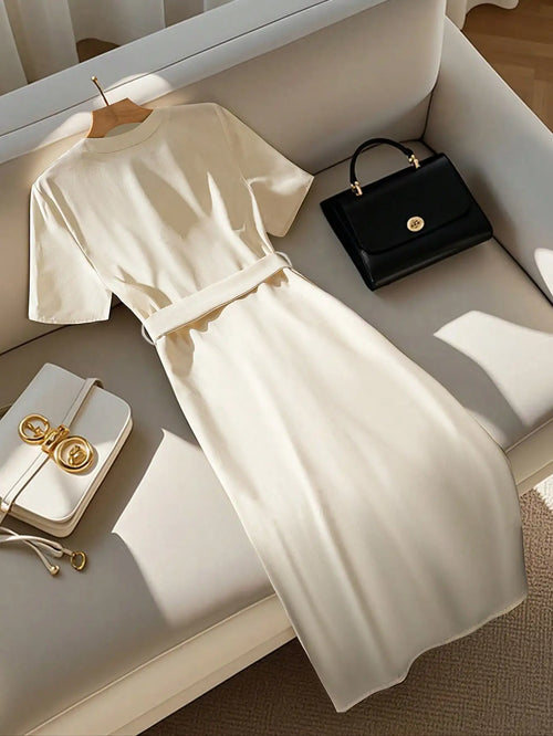 Blusa de senhora elegante, simples, com decote redondo, abotoamento simples e manga curta. Cinto.