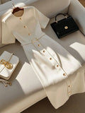 Blusa de senhora elegante, simples, com decote redondo, abotoamento simples e manga curta. Cinto.