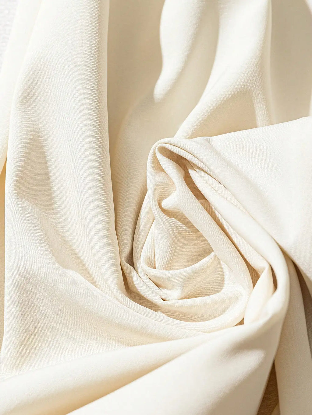 Blusa de senhora elegante, simples, com decote redondo, abotoamento simples e manga curta. Cinto.