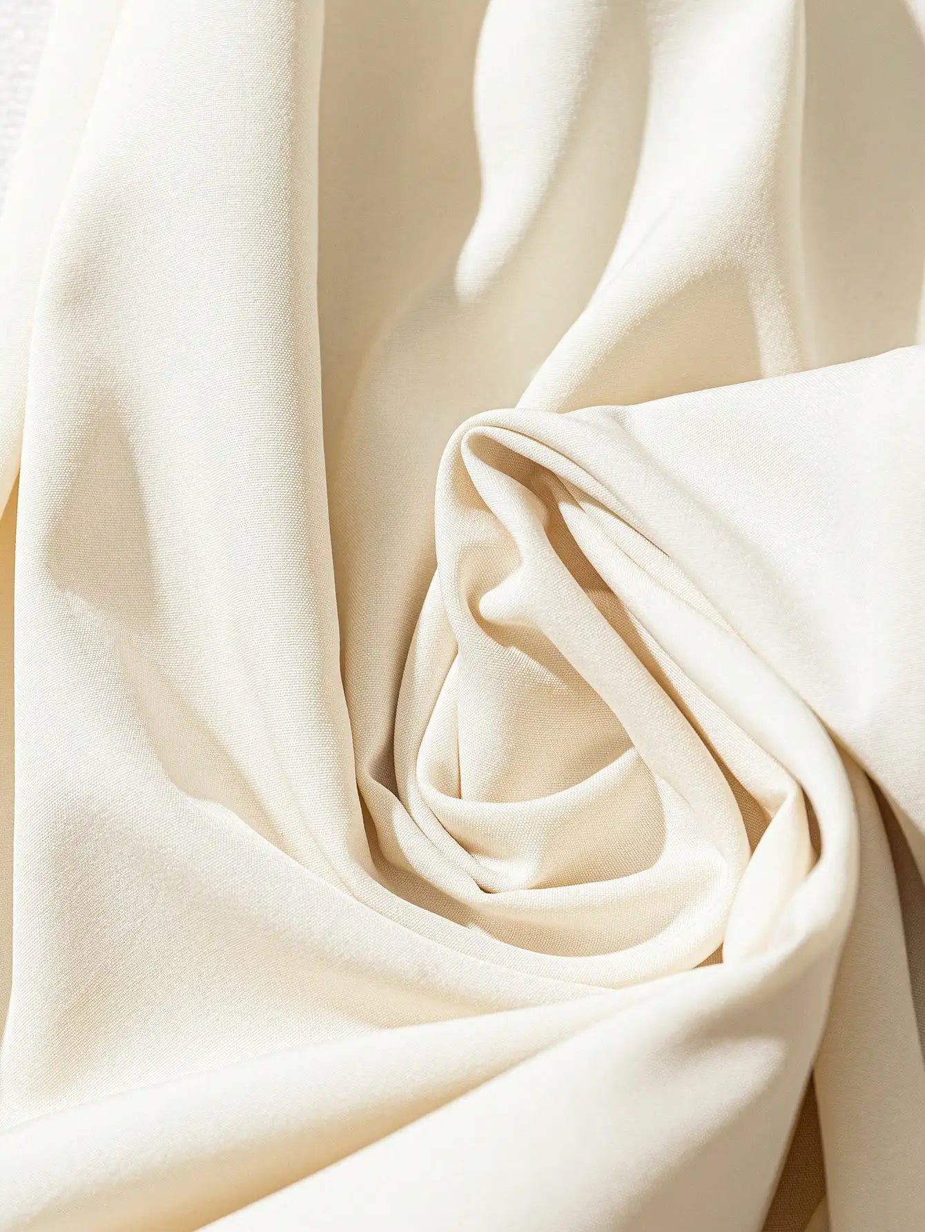 Blusa de senhora elegante, simples, com decote redondo, abotoamento simples e manga curta. Cinto.
