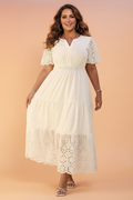 Vestido comprido plus size com decote em V e aplicações de ilhós bordados.